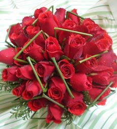Bouquet redondo de rosas com junco